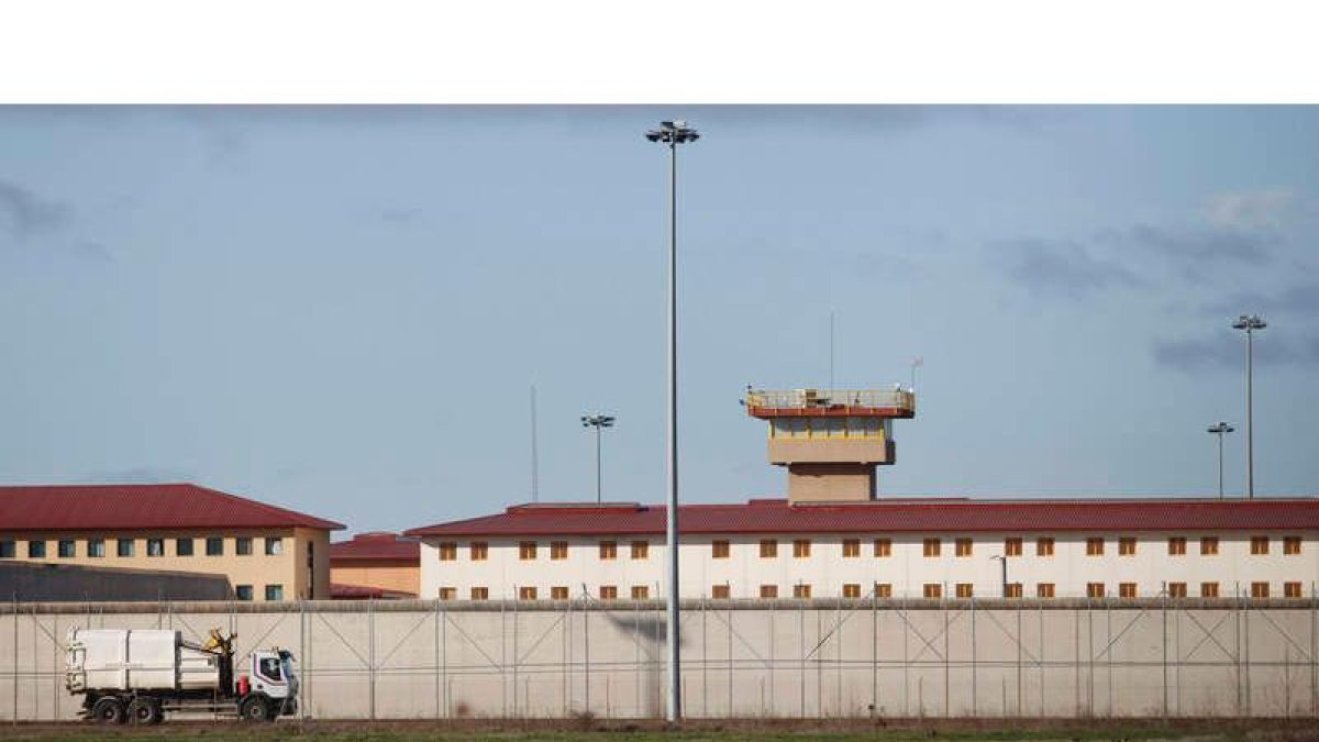 Imagen exterior del Centro Penitenciario de León el pasado lunes.