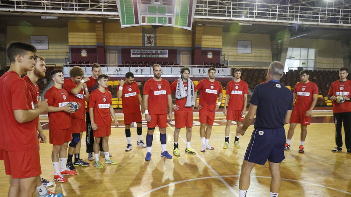 El Abanca Ademar tendrá sin duda que explorar hoy sus límites como equipo y de forma individual para batir al Barça. FERNANDO OTERO