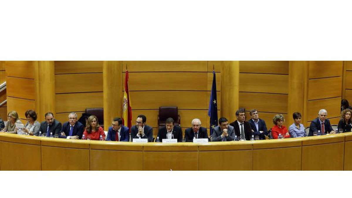 El presidente de la gestiora del PSOE, Javier Fernández, presidió la reunión de los diputados y senadores socialistas que tuvo lugar ayer en el Senado. MARISCAL