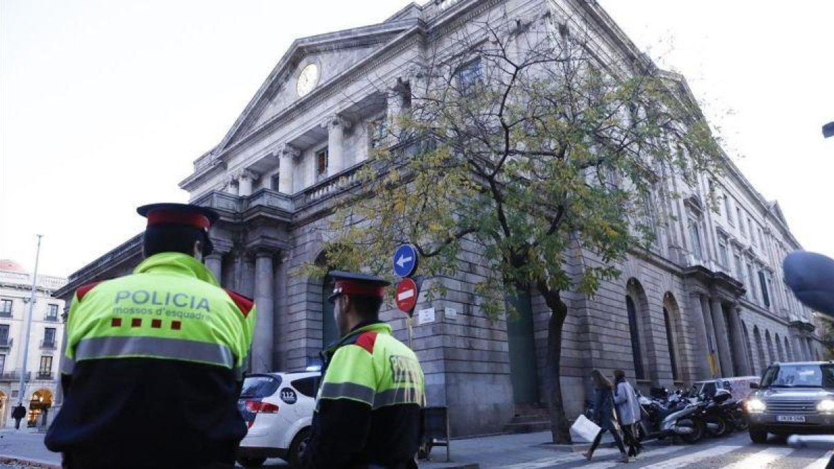 Una pareja de Mossos d'Esquadra delante de la Lonja del Mar.