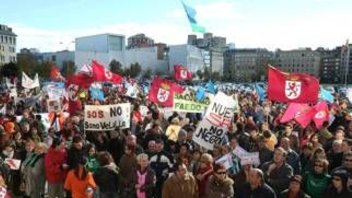 Miles de manifestantes protestaron el sábado contra la Sama-Velilla