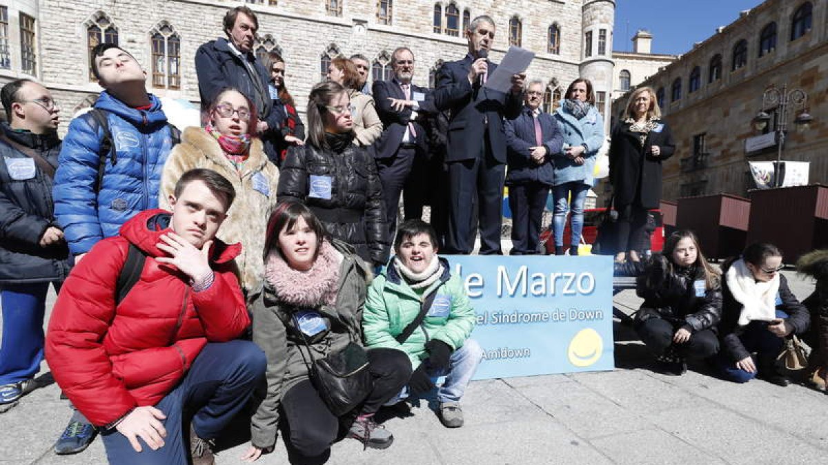 Varios niños y niñas con síndrome de Down, ayer en Botines durante el acto institucional. RAMIRO