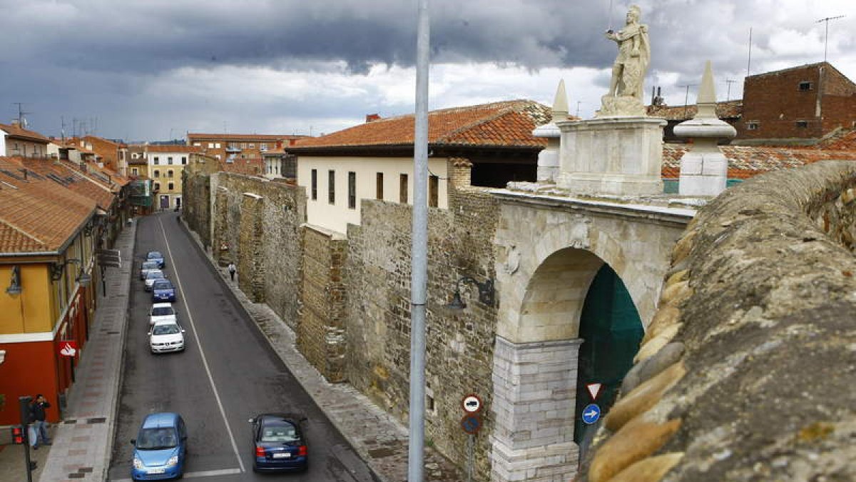 La calle Carreras, en la imagen, y la carretera de Los Cubos hacen codo extramuros del recinto amurallado. RAMIRO