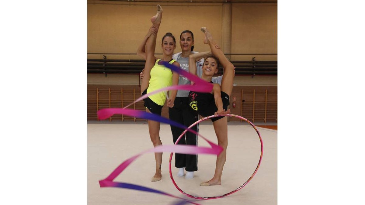 Carolina y Sara junto a su entrenadora Ruth Fernández. JESÚS F. SALVADORES