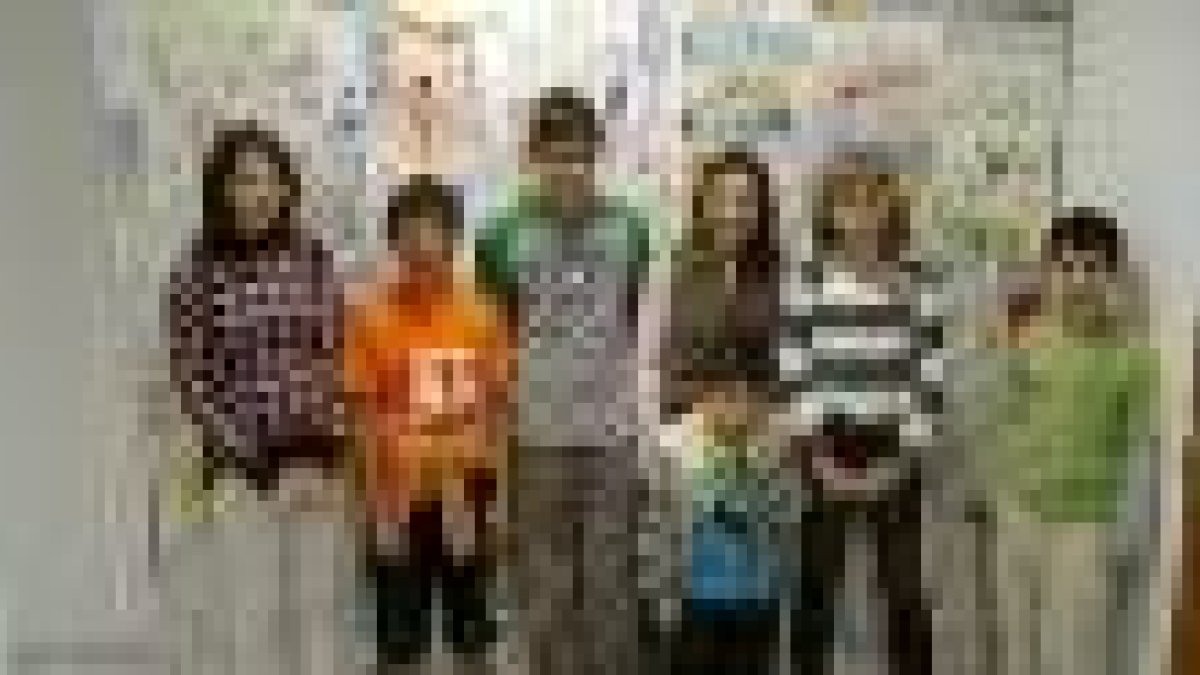 Los ganadores del concurso de marcapáginas posaron junto a algunos de los trabajos