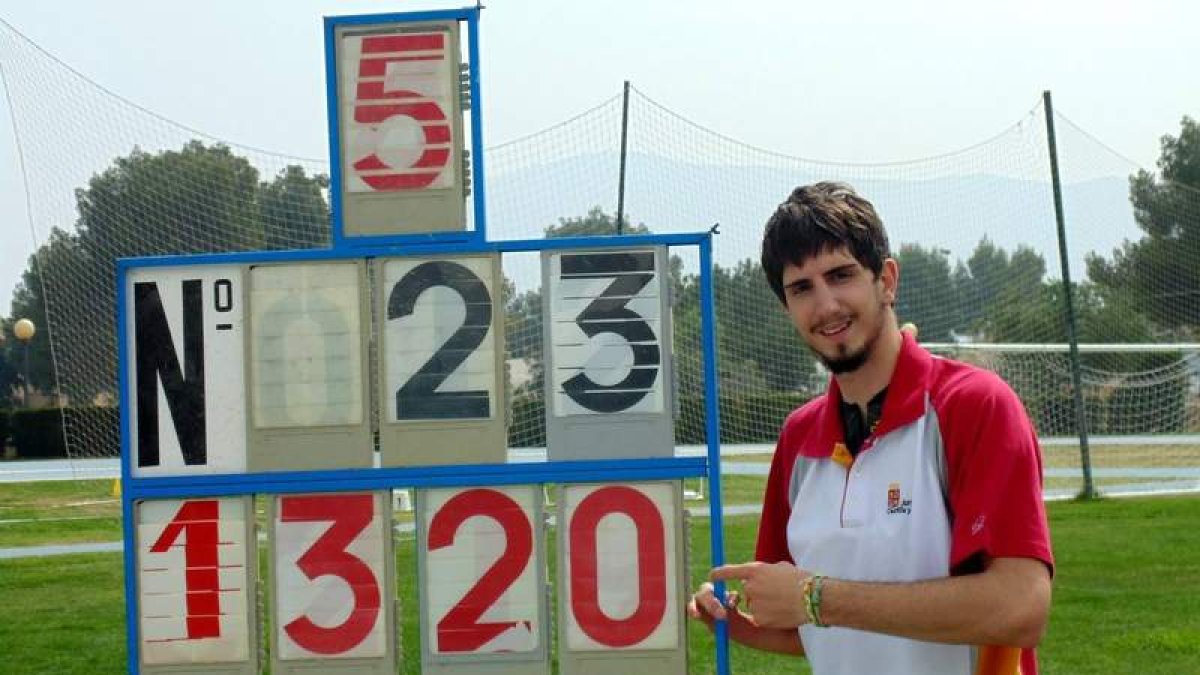 Dani Pérez posa con el cartel que acredita su récord mundial júnior logrado en mayo en Alfaz del Pí.