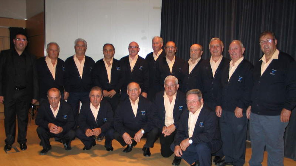 Los miembros de la Ronda de Amigos del Bierzo.