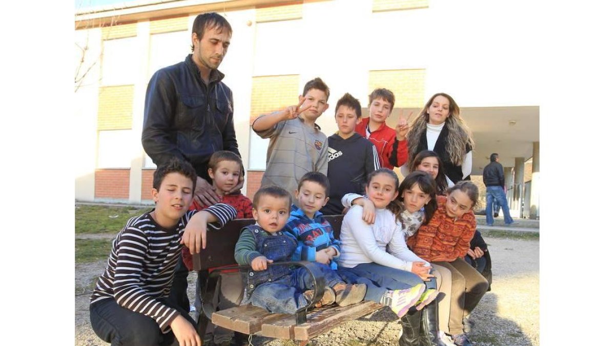 La familia Gomes Roelgo, en San Pedro con los niños del colegio