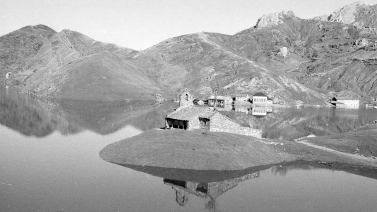 La iglesia de Láncara de Luna cuando las aguas aún no la habían sepultado. ARCHIVO DEL CLUB XEITU