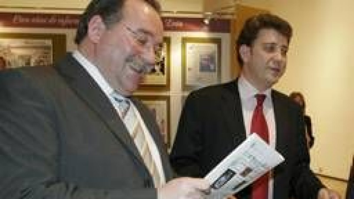 Saavedra y Riesco en una imagen de archivo, en la exposición del centenario del Diario de León