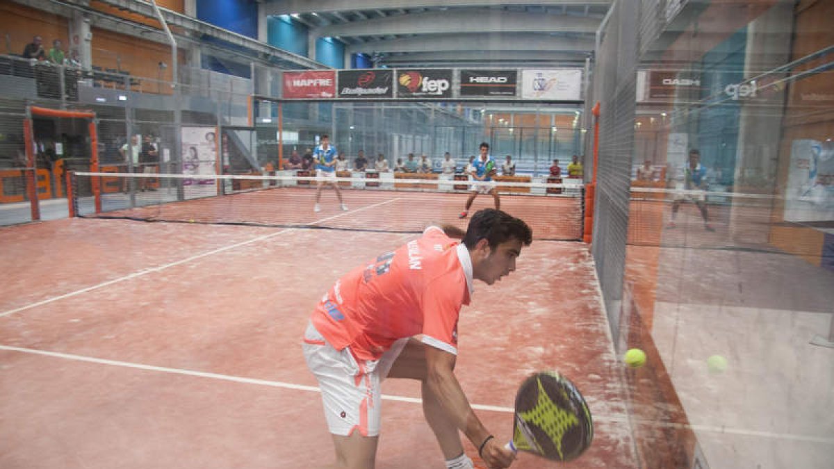 La final masculina, que ganaron Galán y San Román, tuvo que irse hasta el tercer set para decidir al campeón. F. OTERO PERANDONES