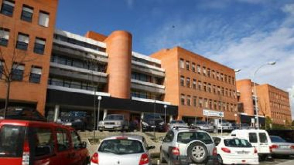 En la imagen de archivo, el exterior del Hospital del Bierzo.