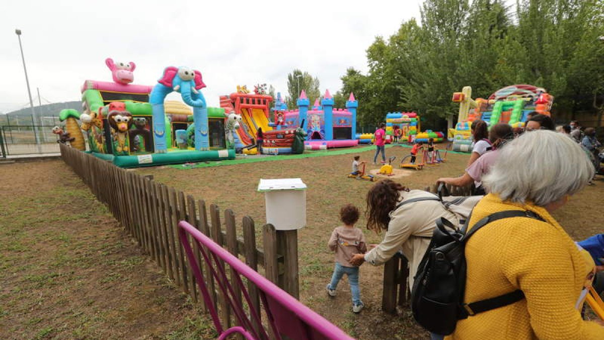El patio del colegio Luis del Olmo de Ponferrada se ha convertido en un macroparque infantil. l. de la mata
