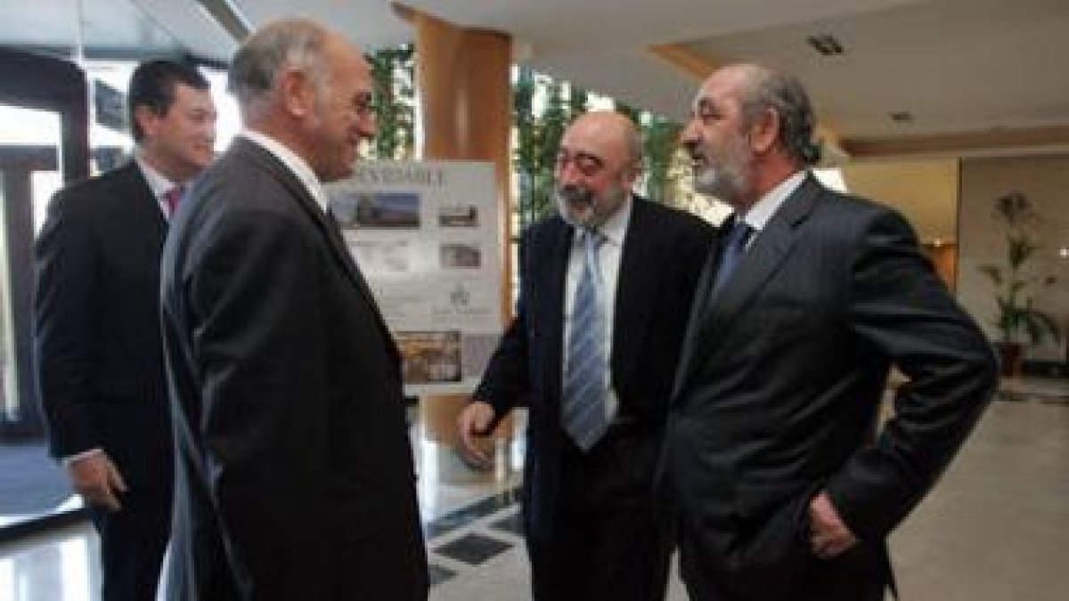 El presidente de Caja España charla con los de Caja Ávila, Agustín González, y Caja Burgos, José Mar