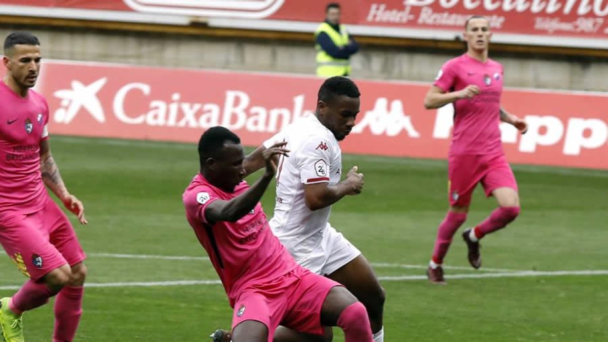 La imagen recoge el momento en el que el culturalista Kawaya se va en el área de Yac para servir a Capilla el gol local. MARCIANO PÉREZ