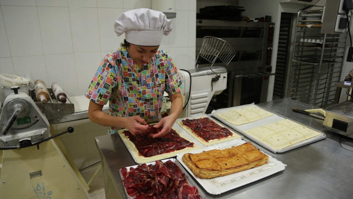 Ana Blanco del Pozo selecciona la cecina para la empanada en su obrador Casamá (Leonor de Guzmán, 6. Tel 987 090939 y 609 466 607).