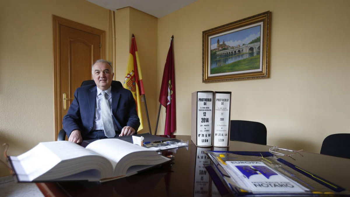 El notario José Ángel Tahoces Rodríguez, uno de los 34 fedetarios de la provincia, posa con la ley y el protocolo para los nuevos casamientos y divorcios. JESÚS F. SALVADORES