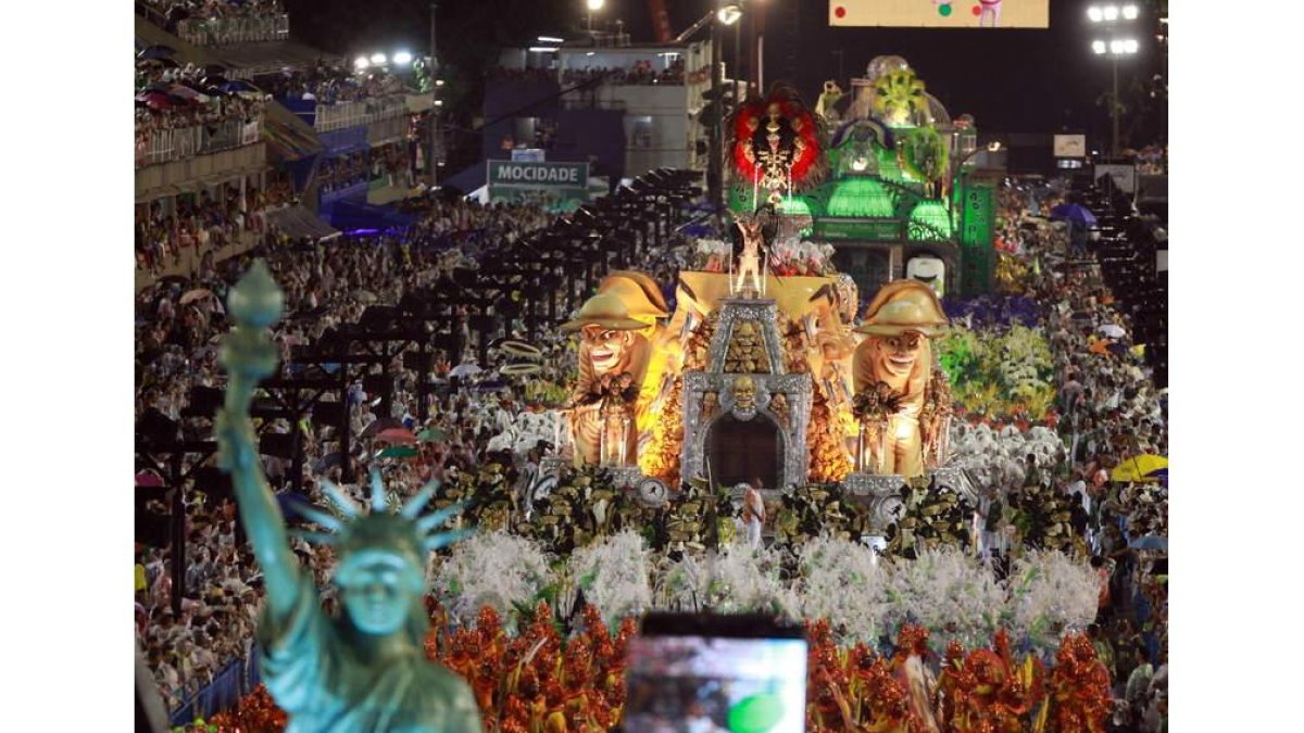 Miembros de la escuela de Samba Mocidade en el sambódromo de Río.