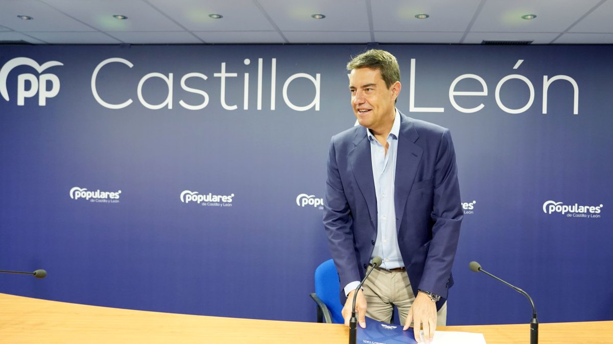 El coordinador y responsable de la campaña electoral del Partido Popular de Castilla y León, Ángel Ibáñez, presenta en rueda de prensa, la campaña de las elecciones municipales del 28 de mayo. RUBÉN CACHO