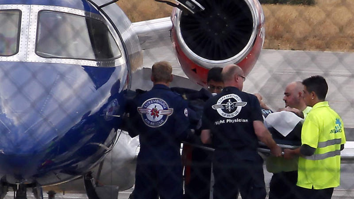 Ramón es bajado en una camilla desde el avión medicalizado que le trasladó de El Cairo a León.