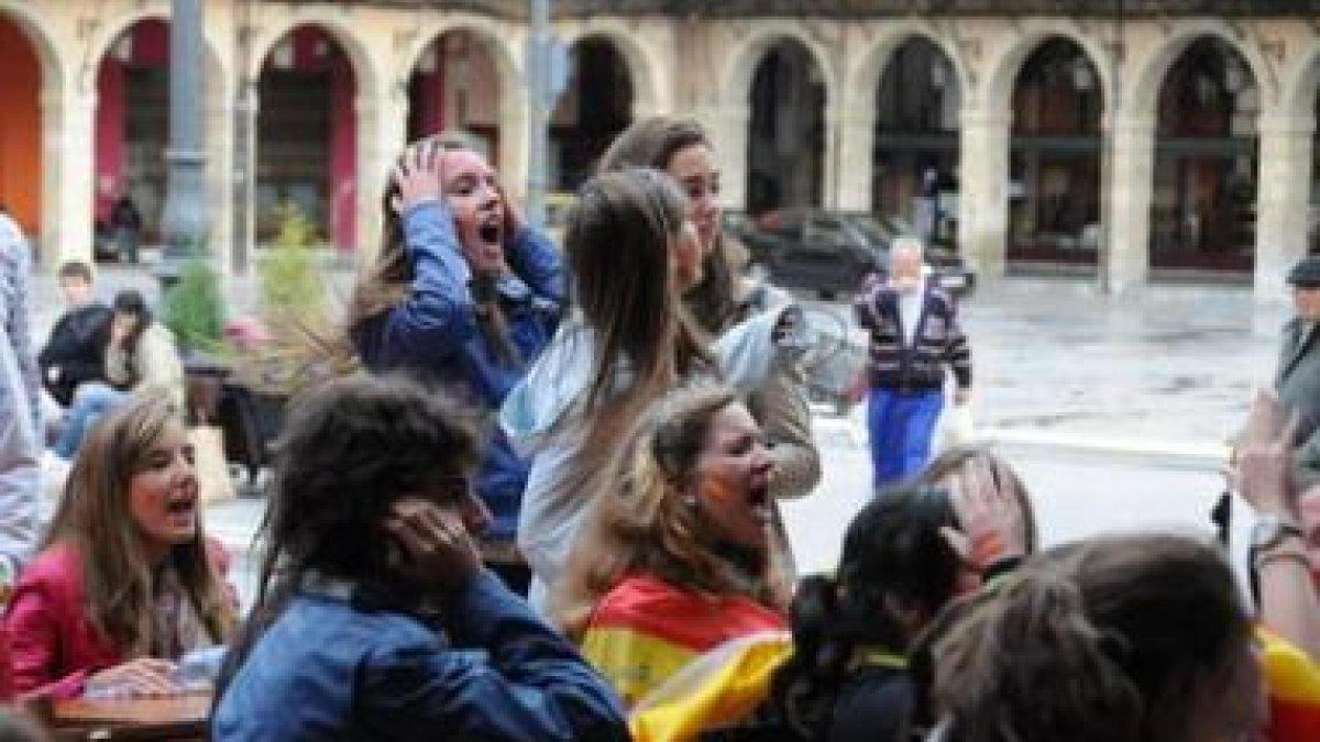 La afición leonesa siguió el partido en las terrazas de la zona.