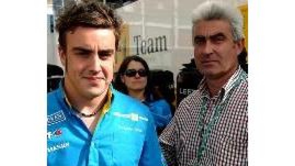 Fernando Alonso, junto a su padre, en el circuito de Montmeló