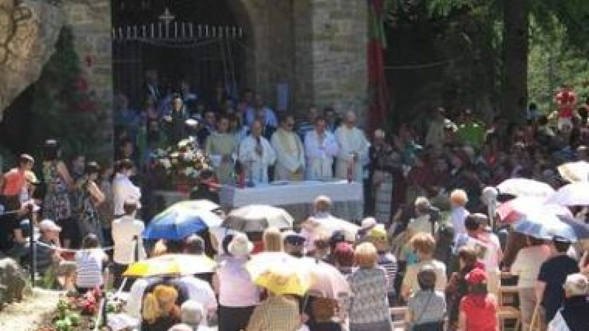 Cientos de personas se dieron cita en la explanada de la ermita de San Guillermo