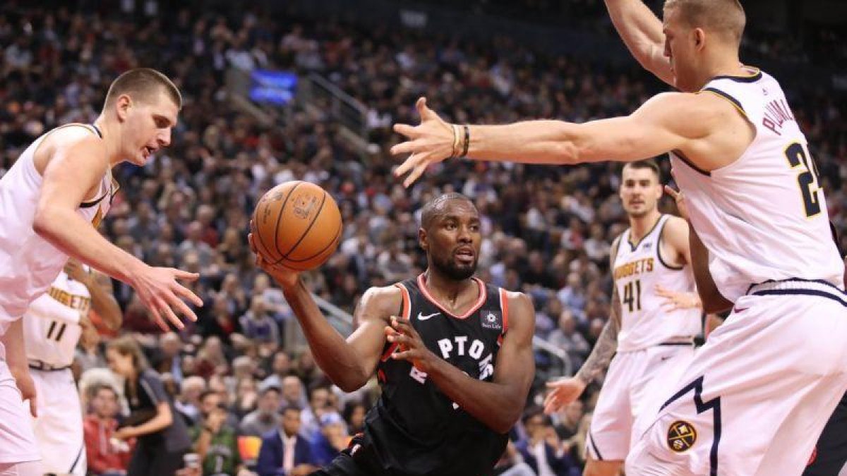 Serge Ibaka controla un balón.