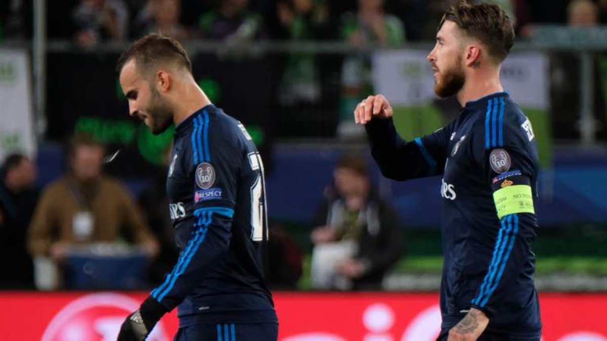 Jesé y Sergio Ramos encaran el vestuario con gesto contrariado a la conclusión del partido con derrota blanca. STEFFEN