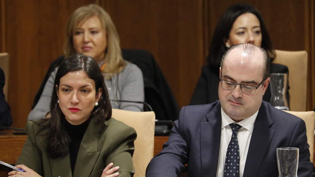 Coca y Morala, en primer término, al fondo las concejales de CS. ANA F. BARREDO