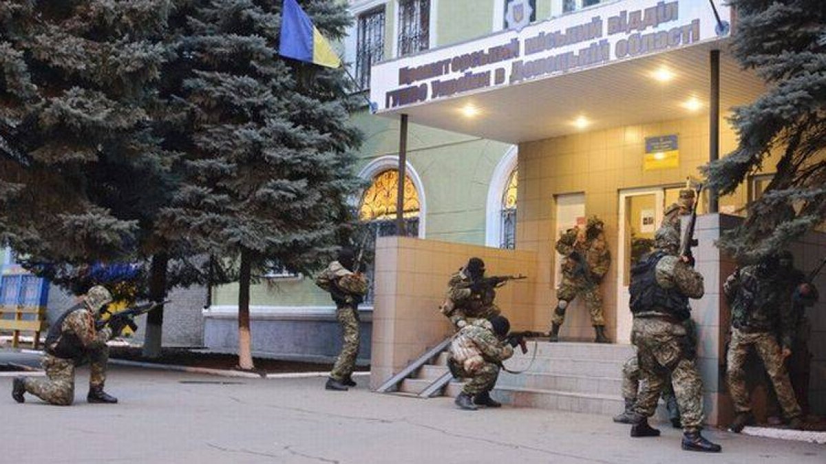 Activistas prorrusos ocupan una comisaría en Kramatorsk.