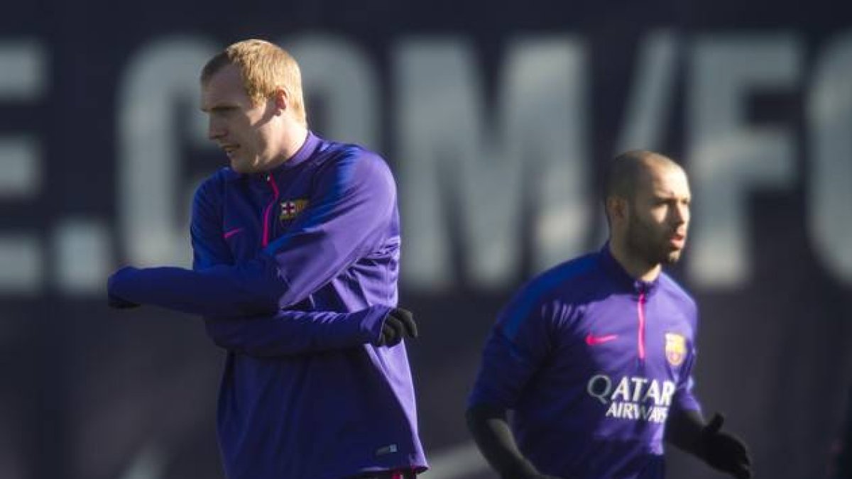 Mathieu se ejercita junto a Mascherano en un reciente entrenamiento del Barça en Sant Joan Despí.