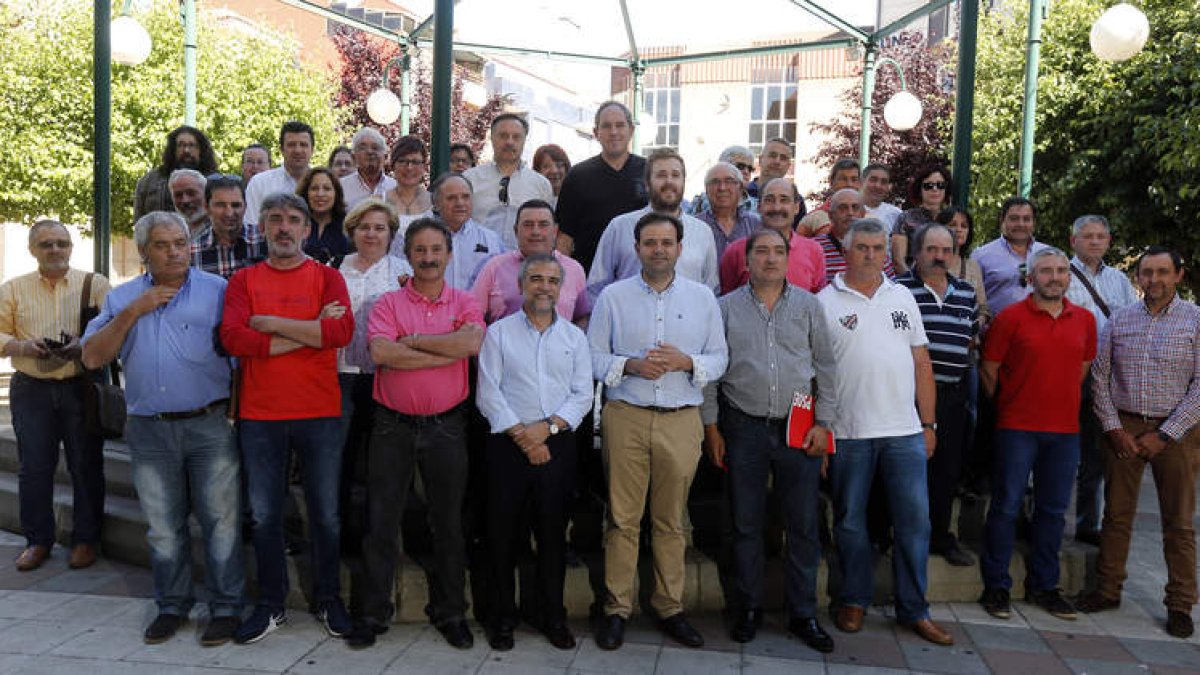 Los alcaldes, pedáneos, portavoces y concejales asistentes a la cumbre de La Bañeza. MARCIANO
