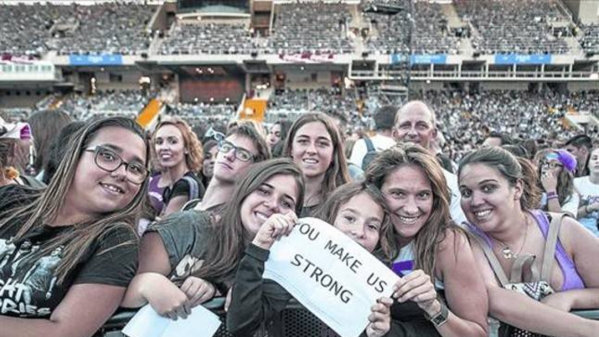 El público joven vibró con la banda angloirlandesa, anoche en Barcelona.