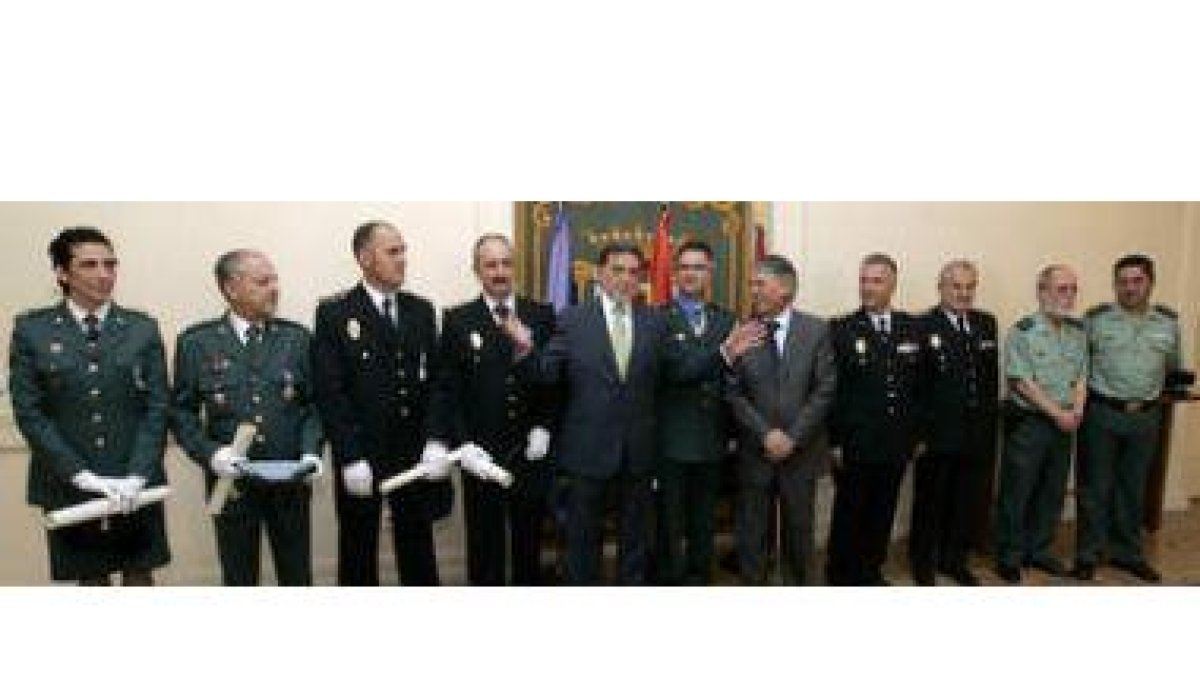 Miguel Alejo y Francisco Álvarez, en el centro, junto a los agentes condecorados y sus mandos.