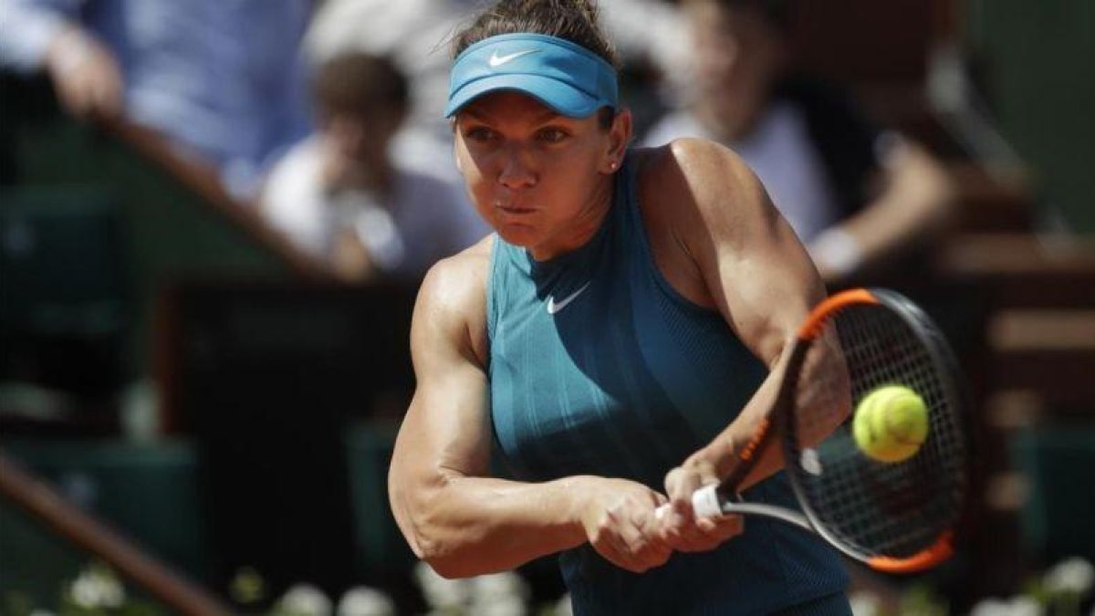 Halep, en su partido ante Muguruza en Roland Garros.