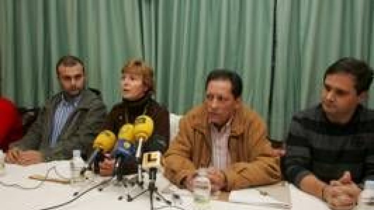 La alcaldesa de Puente de Domingo Flórez, Raquel Velasco, con parte del equipo de gobierno municipal