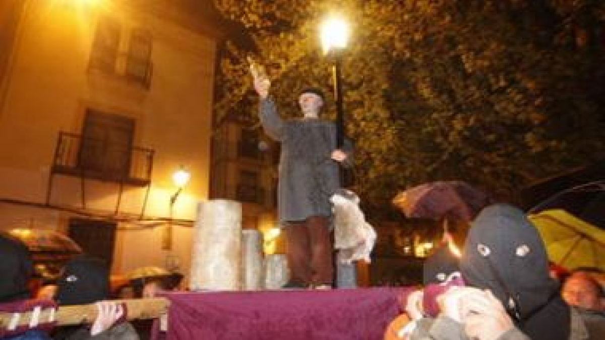 La procesión del Genarín congregó frente a las murallas a miles de visitantes