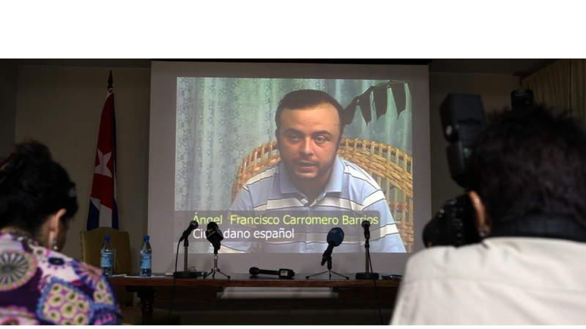 Imagen de la proyección de las declaraciones de Ángel Carromero, retenido en Cuba.