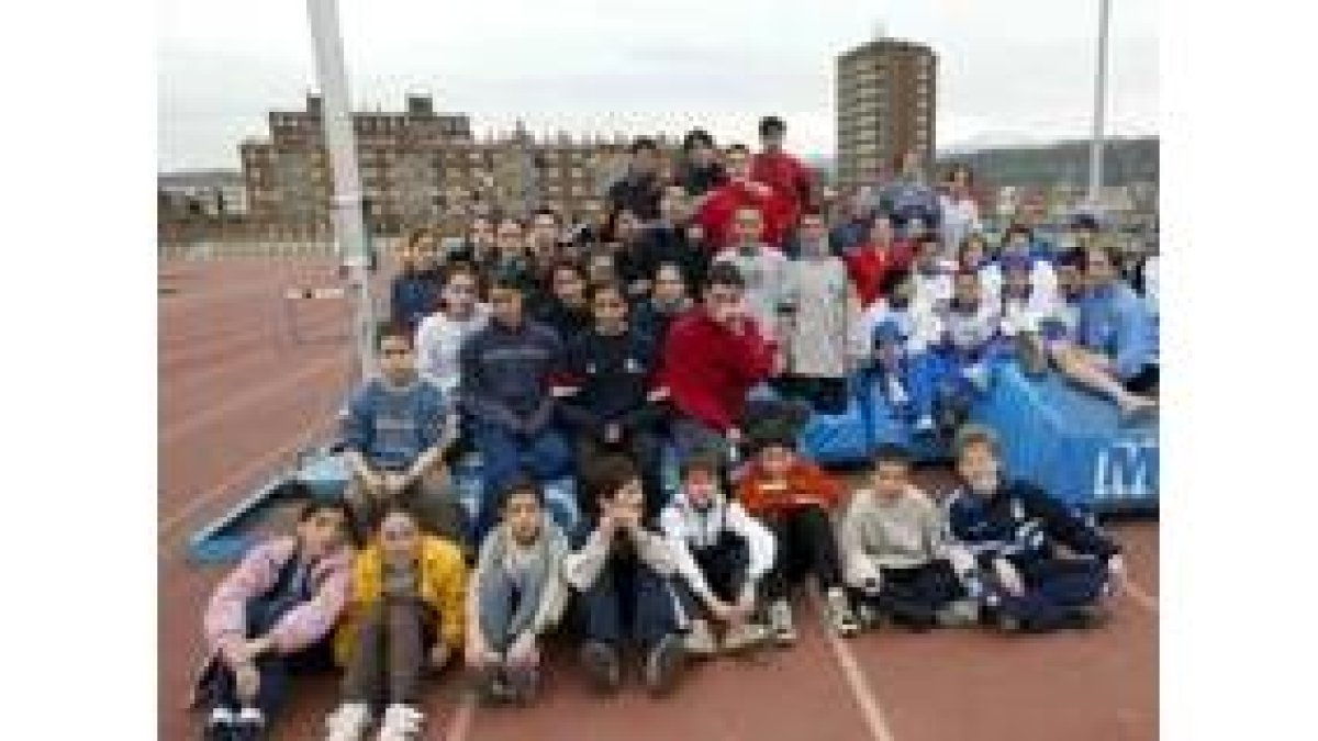 Algunos de los componentes del Club Atletismo Ponferrada en el estadio Colomán Trabado