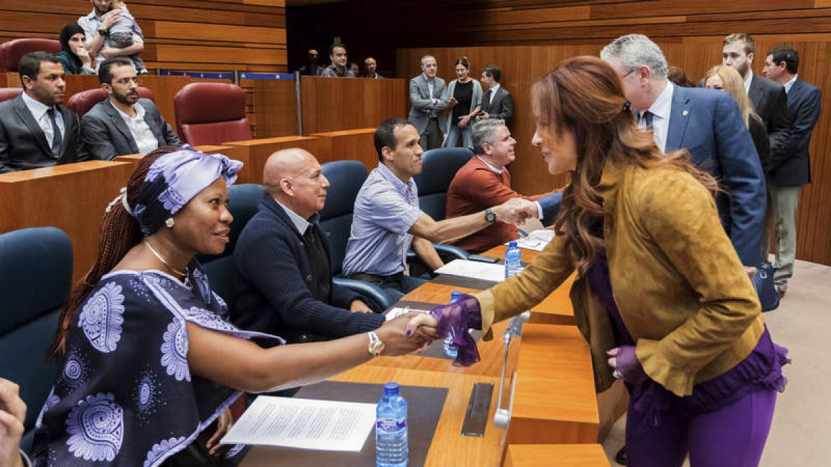 Clemente recibe a una delegación de inmigrantes y refugiados que residen en Castilla y León. R. GARCÍA