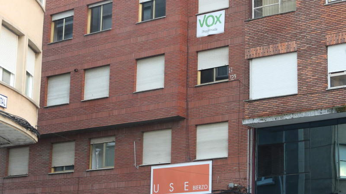 El cartel de Voz, ayer por encima del de USE en el edificio de la calle Ave María. L. DE LA MATA