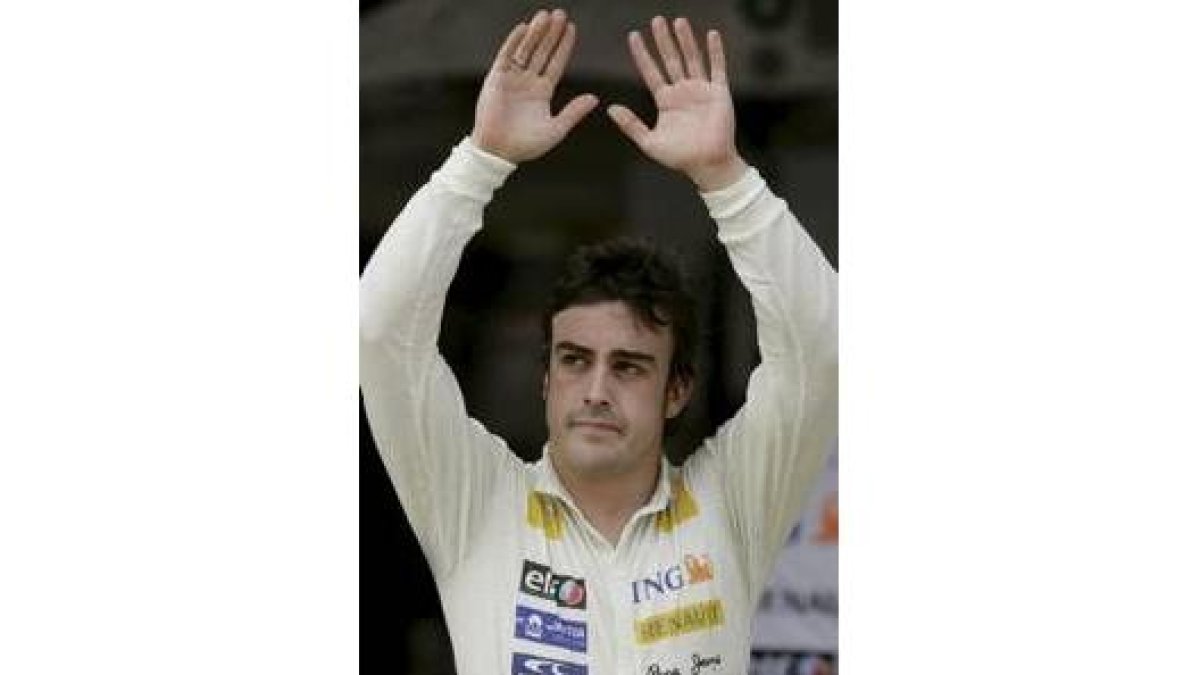 Alonso saluda al público tras su abandono en Montmeló