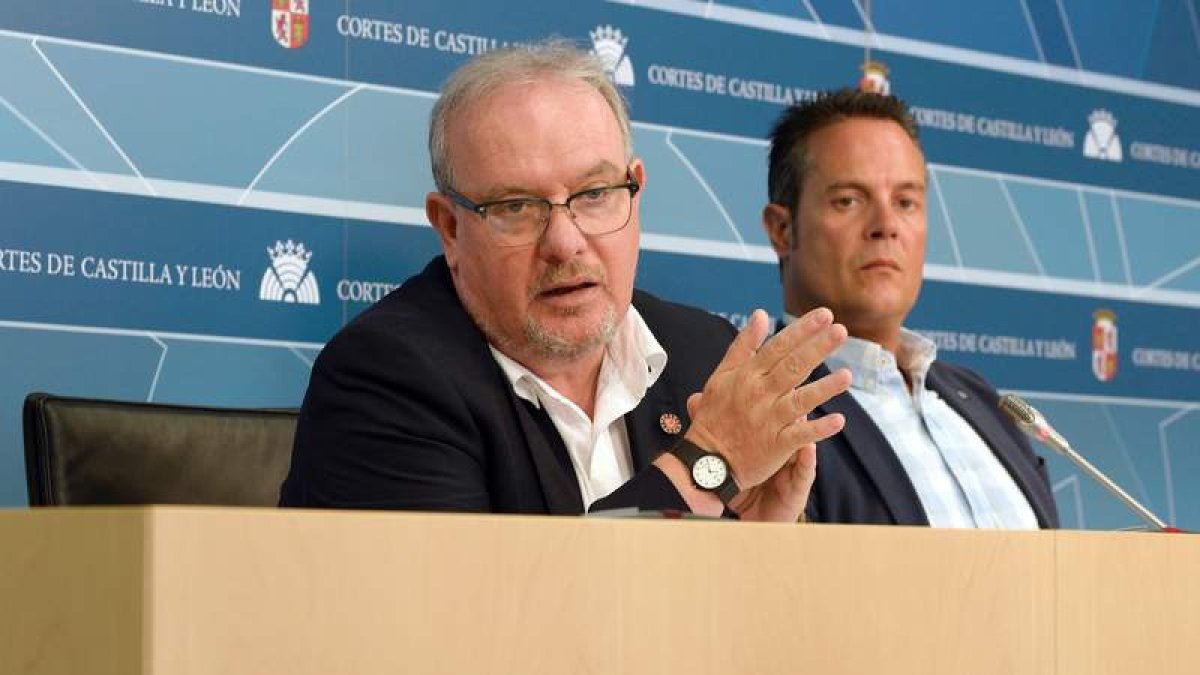 El portavoz de Hacienda del PSOE, José Francisco Martín, y el presidente del Grupo Socialista, Pedro González. NACHO GALLEGO