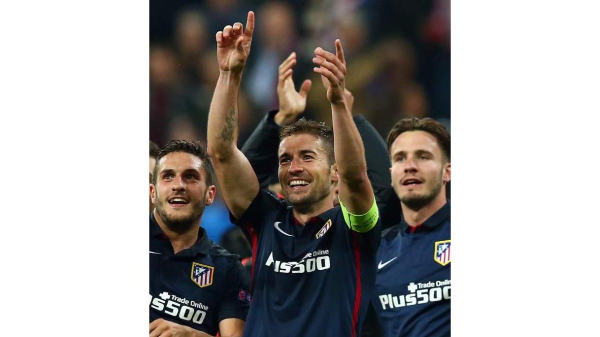 Los jugadores del Atlético Koke, Gabi y Saúl celebran la clasificación del Atlético de Madrid para la final de la Champions. DANIEL KARMANN