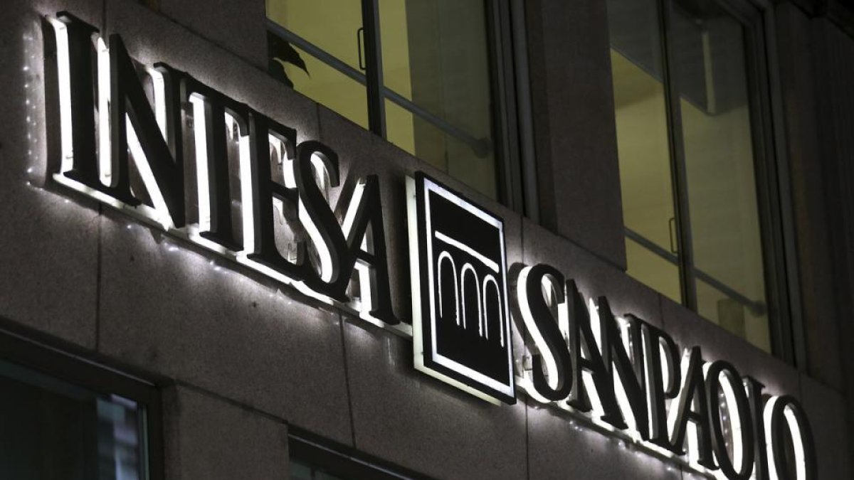 Una oficina de Intesa Sanpaolo en Milán.