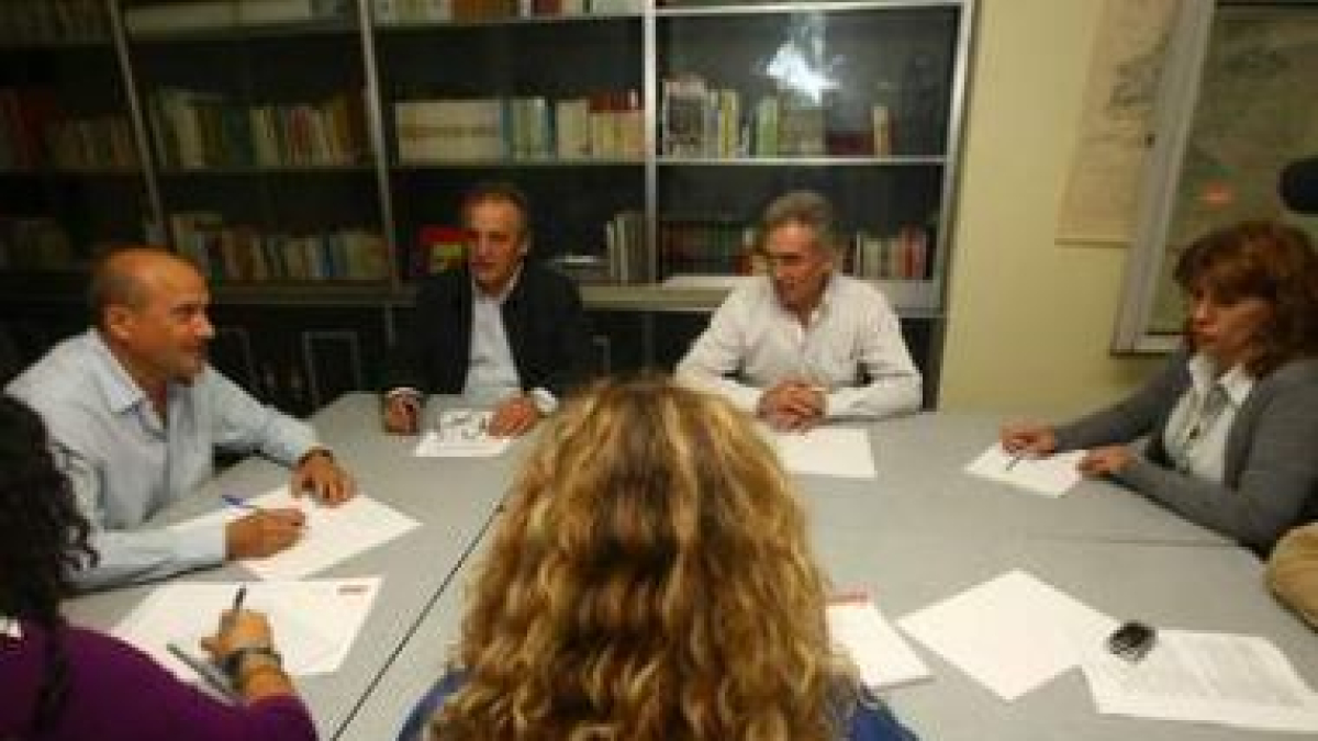 Los miembros de la ejecutiva comarcal del PSOE en una de sus últimas reuniones.