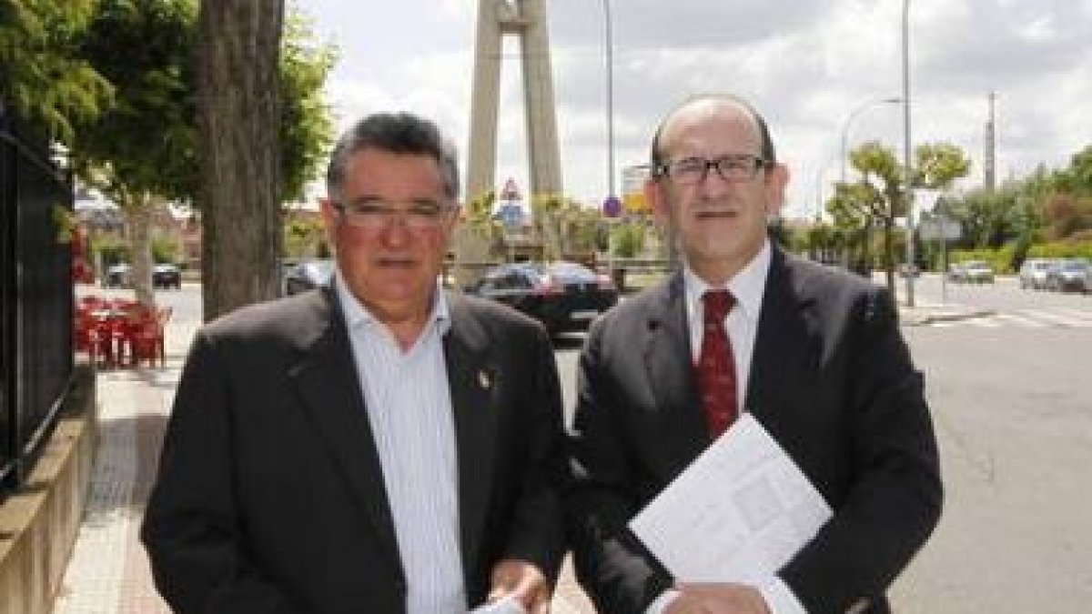 David Fernández y José Manuel Jiménez, ayer a su llegada a la biblioteca de La Virgen.