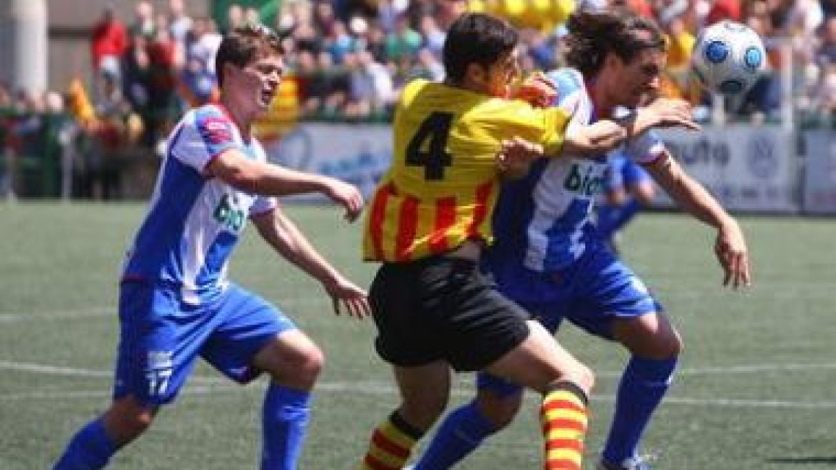 Óscar de Paula, a la derecha, pelea por la posesión del balón en un lance del partido decisivo ante