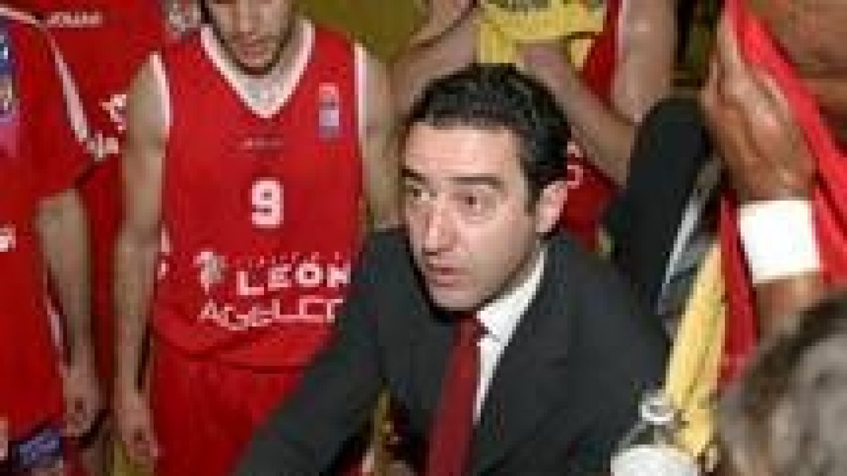 Jareño usa la pizarra en un partido del play-off jugado contra Menorca